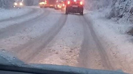"Златно правило": Смяна на лентите на заснежен път, без колата да поднесе
