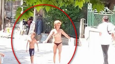 Жена се разходи полугола в центъра на Бургас