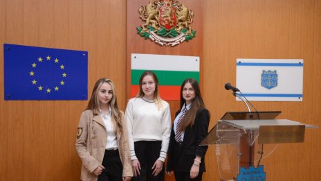 Три дами бяха „кмет за един ден“ на община Варна (СНИМКИ)