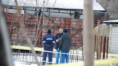 Сигнал за убийство проверяват на ул. „Девня“ (Снимки)