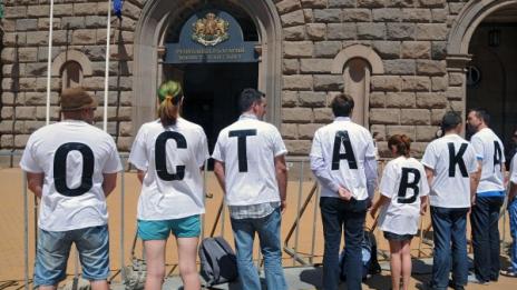 На фона на буксуващия парламент БСП излиза с противоречиви сигнали за оставката на кабинета