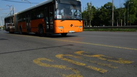 Автобус на градския транспорт в столицата се блъсна в къща