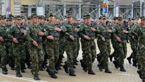 България трябва да увеличи разходите си за отбрана много по-рязко