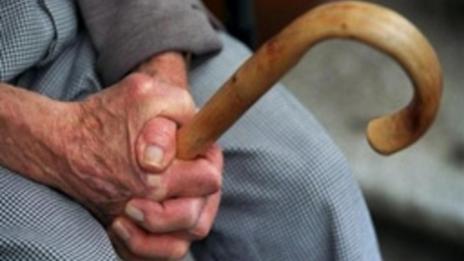 1000 лв. глоба за пенсионер, ударил домоуправителка с бастун