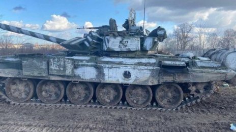Като виц – украински шофьор иска да дърпа на буксир закъсал танк ВИДЕО