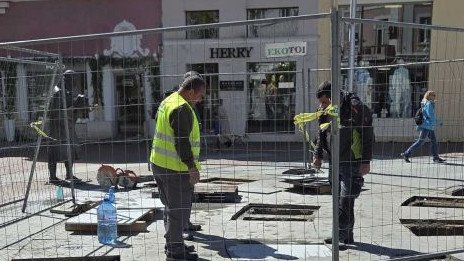 Ремонтират счупените плочи на сухия фонтан Рибарят със златната рибка