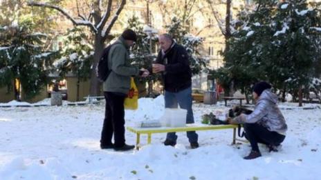 Ресторантьор постави хладилници на улицата за бедните