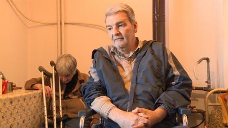 Прикован към количка мъж и майка му са на ръба на отчаянието
