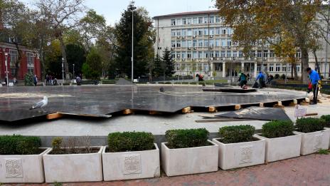 Подготвят шадраваните във Варна за коледна украса