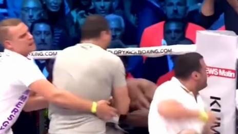 Фенове нахлуха на ринга и пребиха боксьор (Видео)