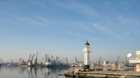 Пристанище Варна затворено за маневриране на кораби