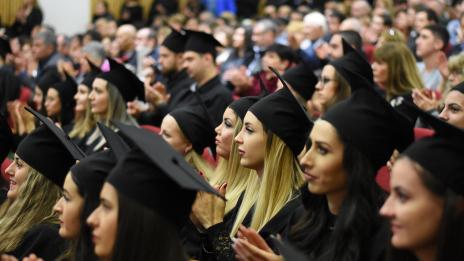 Раздадоха дипломите на новите бакалаври от варненския ИУ