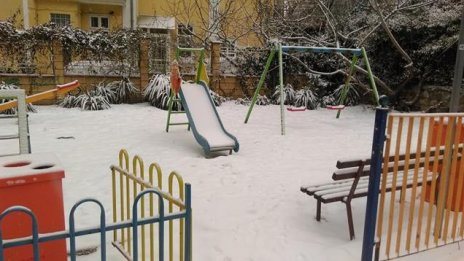 Оранжев код за снеговалеж и виелици в почти цяла България днес