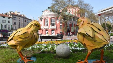 Великденски яйца и пилета красят центъра на Варна (СНИМКИ)