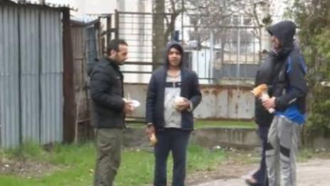 Бежанци изнасят и продават храната от центровете