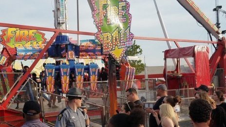 Въртележка се разби в Охайо, един загина  
