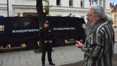 Нова доматена фиеста пред парламента