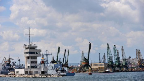 Товарен кораб с украинци акостира извънредно на пристанище Варна заради инцидент на борда