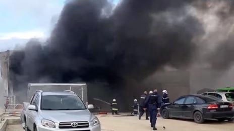 Огромен пожар изпепели автосервиз във Варна. Има обгорен работник (ВИДЕО)