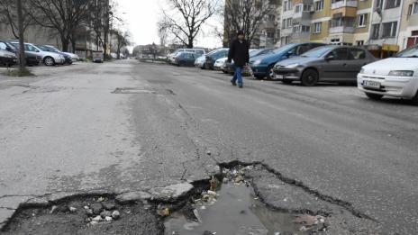 Огромен кратер зейна на ул. Капитан Райчо