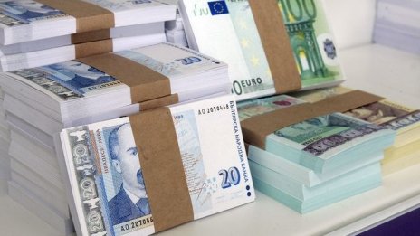 В кризата: Всеки ден нов милионер! В банки българинът къта 69 млрд. лева