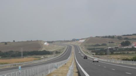 Шофьори карат в насрещното на "Струма"