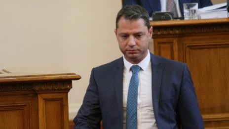 Парламентът не прие оставката на Делян Добрев