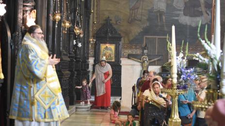 Катедралният храм във Варна се изпълни на големия празник (СНИМКИ)