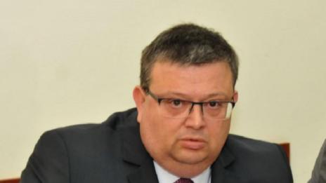 Сотир Цацаров с изненадващо посещение в парламента