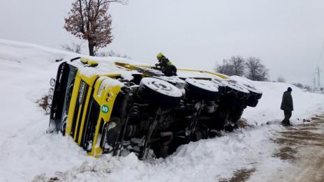 Два камиона се обърнаха по хлъзгавите пътища във Варненско