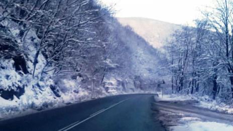 Пътищата са предимно мокри и заснежени, на места заледени