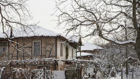 Пощальони изминават километри в преспите, за да доставят пенсиите