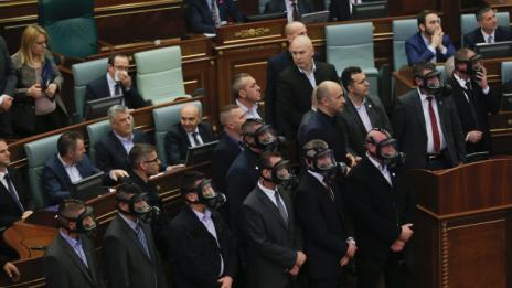 Депутатите в Косово сложиха противогази (СНИМКИ)