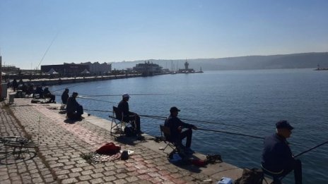 Северозападният вятър разваля прекрасната неделя във Варна