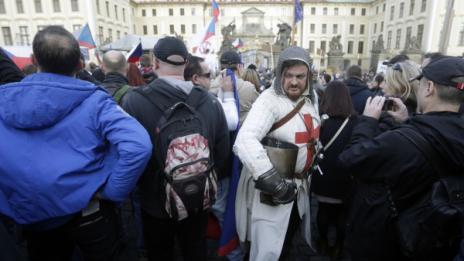 Хиляди на антиимигрантски протест в Дрезден и Прага