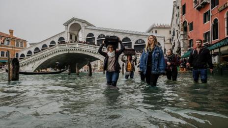Венеция е под 187 см вода, безпрецедентно от 53 г.