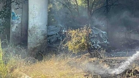 Кола се заби в колоните на надлез