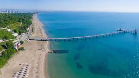 Бургас си взема обратно плажната ивица от морето