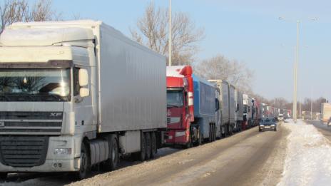 Километрични опашки от ТИР-ове по границите 