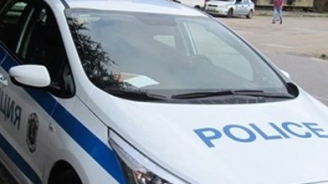 Патрулка фучи да лови апаш, но отнася "Шкода" на червено. И… акт за катаджията