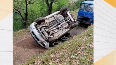 Жена се преобърна с колата си при опит да избегне дупка