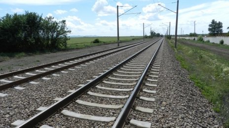 Влак блъсна човек в Полски Тръмбеш