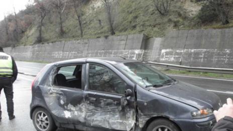 Скален къс падна върху автомобил край Симитли