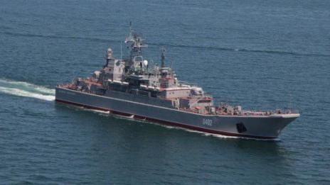 Екшън в морето: Украински кораб закъса, руски му помага