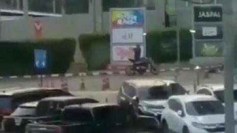 Войник уби 12 минувачи