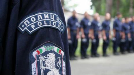 Полицаи и пожарникари на протест пред парламента