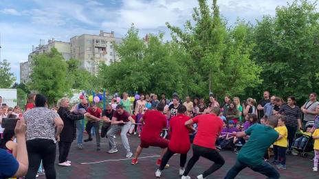 Родители и деца премериха ловкост в спортен празник в ДГ „Теменужка“