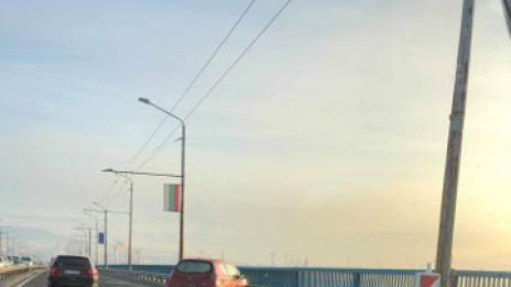 Кола се заби в мантинелата на Аспарухов мост