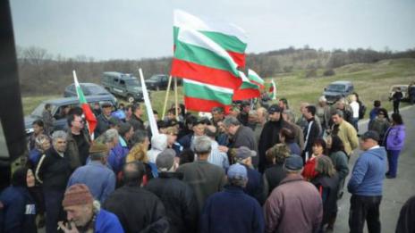 Животновъди от Калофер блокираха Подбалканския път заради пасища