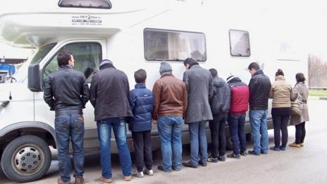 Хванаха 67 нелегални близо до границата ни